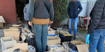 У Кам’янці мати із сином підпільно виготовляли та збували тютюнові вироби