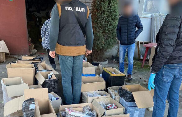 У Кам’янці мати із сином підпільно виготовляли та збували тютюнові вироби