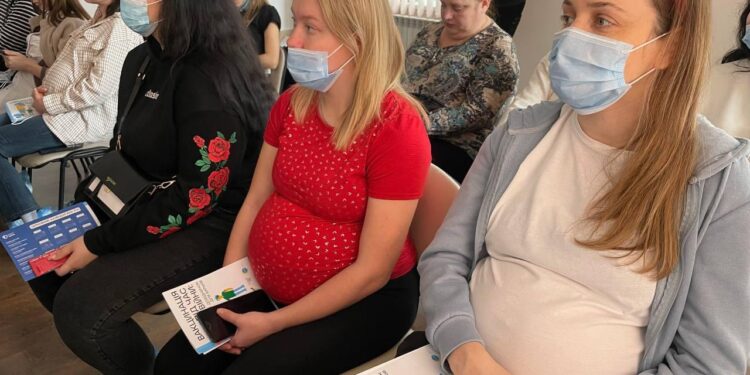 У Рівному майбутнім матусям розповіли про важливість вакцинації