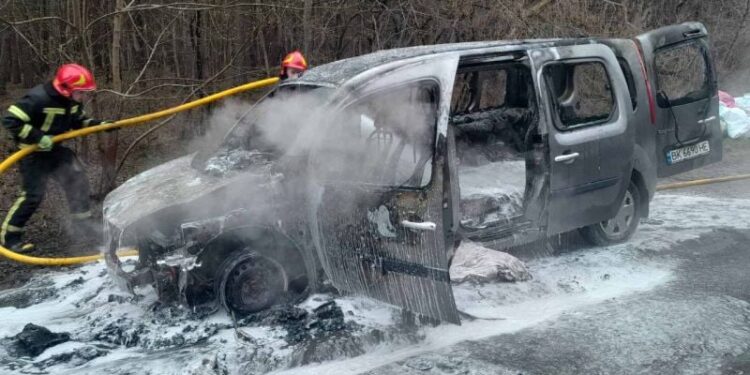 У Шепетівці посеред дороги зайнявся та вщент згорів автомобіль —Хмельнитчина