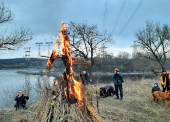 У Запоріжжі незвичайно відсвяткували Масницю, фото – містяни спалили опудало путіна | Новости Запорожья