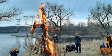 У Запоріжжі незвичайно відсвяткували Масницю, фото – містяни спалили опудало путіна | Новости Запорожья