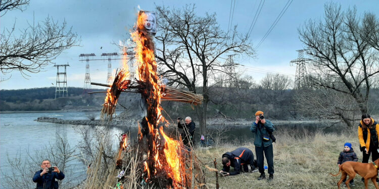 У Запоріжжі незвичайно відсвяткували Масницю, фото – містяни спалили опудало путіна | Новости Запорожья