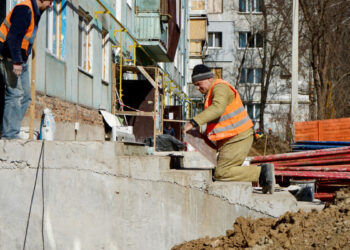 У Запоріжжі продовжуються ремонтні роботи у пошкоджених багатоповерхівках – деталі | Новости Запорожья