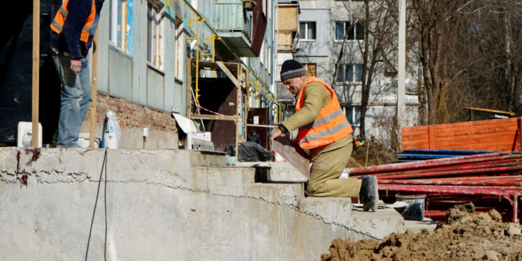 У Запоріжжі продовжуються ремонтні роботи у пошкоджених багатоповерхівках – деталі | Новости Запорожья