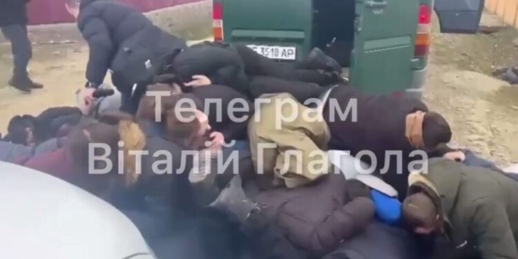 Ухилянтів затримали на кордоні з Румунією – 34 людини перебувало в одному бусі