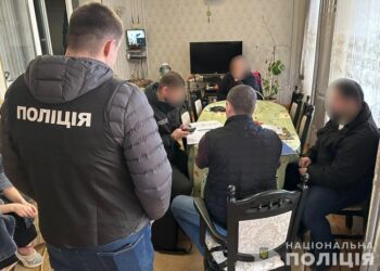 В Одесі посадовці мерії переправляли ухилянтів за кордон та отримували хабарі від реклами