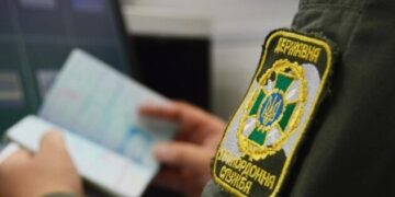 Вивозив 2 ухилянтів – затримали 26-річного поліцейського