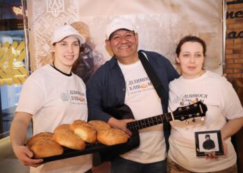 «З хлібом від Кобзаря» : у Рівному спекли хліб для Захисників та Захисниць України