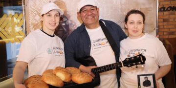 «З хлібом від Кобзаря» : у Рівному спекли хліб для Захисників та Захисниць України