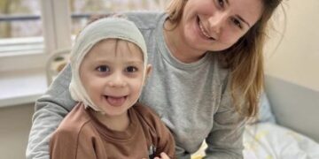 Зможе чути і говорити: у Львові лікарі прооперували 3-річну дитину
