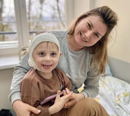 Зможе чути і говорити: у Львові лікарі прооперували 3-річну дитину