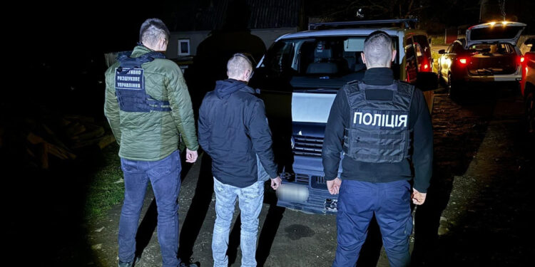 Зупинили попереджувальним пострілом: прикарпатці намагалися незаконно перетнути кордон (ФОТО)