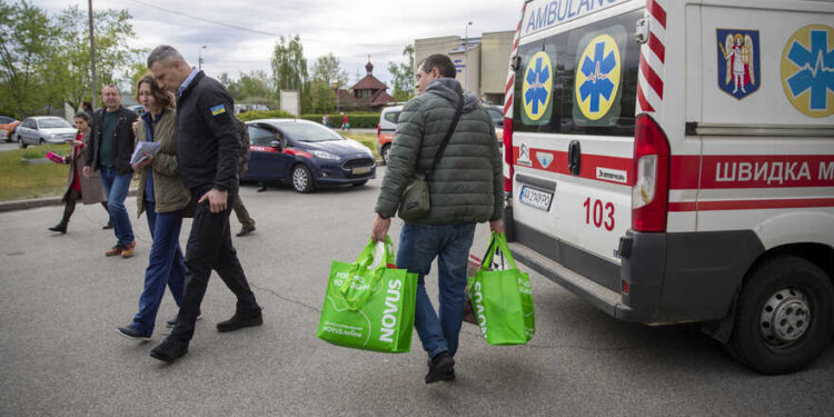 Евакуація пацієнтів і персоналу дитячої лікарні в Києві через загрозу | Новини Київ