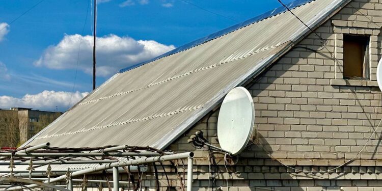 У Запоріжжі відбудували більше 40 покрівель пошкоджених обстрілами будівель | Новини Запоріжжя