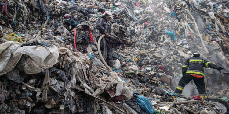 У Київській області загорілося гігантське сміттєзвалище: деталі (Фото) | Новини Київ