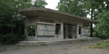 У Пущі-Водиці знесуть закинуту будівлю колишнього кінотеатру | Новини Київ