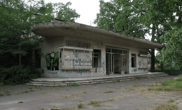 У Пущі-Водиці знесуть закинуту будівлю колишнього кінотеатру | Новини Київ