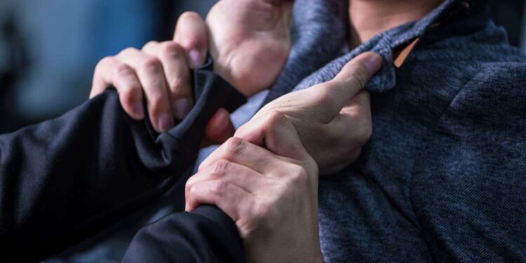 Через неправильне паркування в Дніпрі побилися двоє чоловіків: справа закінчилася судом | |