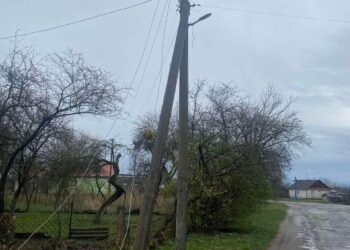 Через сильний вітер на Рівненщині немає світла