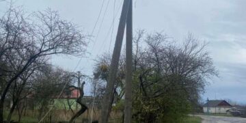 Через сильний вітер на Рівненщині немає світла