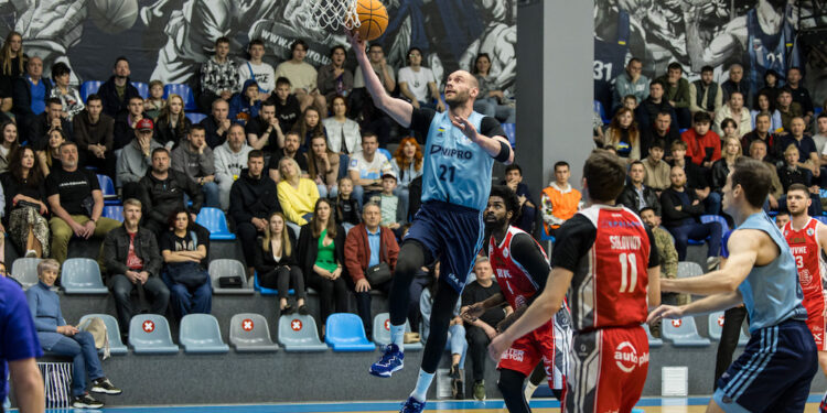 Дніпро переміг Рівне в першому матчі фіналу Суперліги Favbet – Федерація баскетболу України