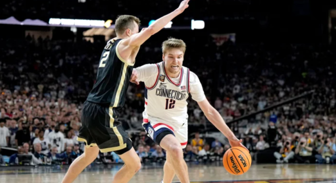 Університет Коннектикуту переміг Пердью у фіналі NCAA з баскетболу | Баскетбол |