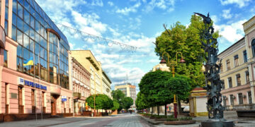 “Квітів менше, аніж до війни”: як Івано-Франківськ озеленюватимуть цього року