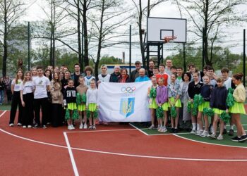 Мама героя розповідає, як у Бородянці вдалося побудувати баскетбольний майданчик – Федерація баскетболу України