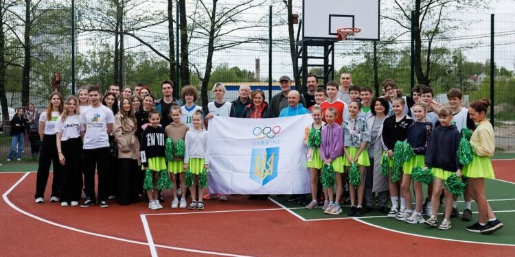 Мама героя розповідає, як у Бородянці вдалося побудувати баскетбольний майданчик – Федерація баскетболу України
