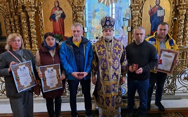 Митрополит Іоан вручив церковні нагороди волонтерам Черкащини — Новини Черкащіни
