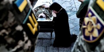 На Майдані Незалежності у Києві прощаються з Сергієм Коновалом та Тарасом Петришиним