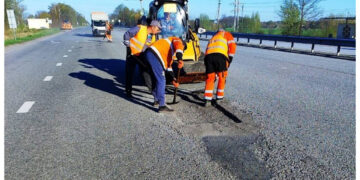 На найбільш пошкоджених ділянках міжнародних доріг Житомирщини розпочато ремонт вибоїн | Журнал Житомира