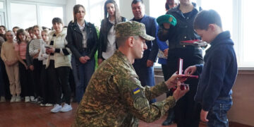 На Прикарпатті синові загиблого Героя передали нагороди і військовий берет батька