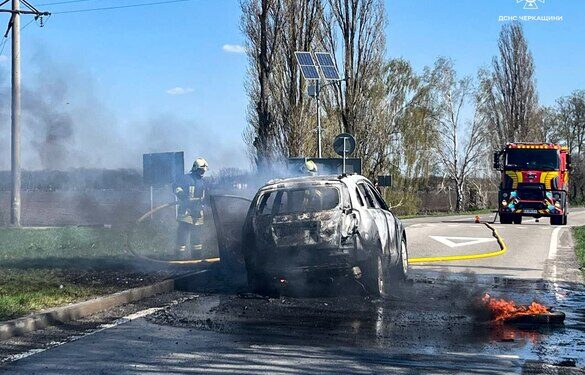 На Золотоніщині горіло авто: травмувався водій