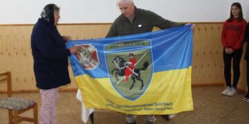 На Звенигородщині матері загиблого військового передали бойовий прапор його бригади