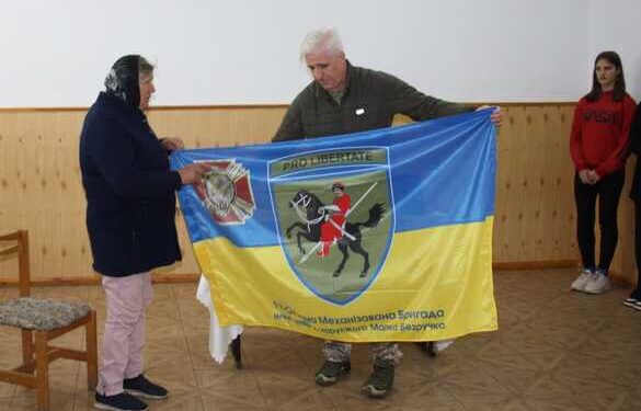 На Звенигородщині матері загиблого військового передали бойовий прапор його бригади