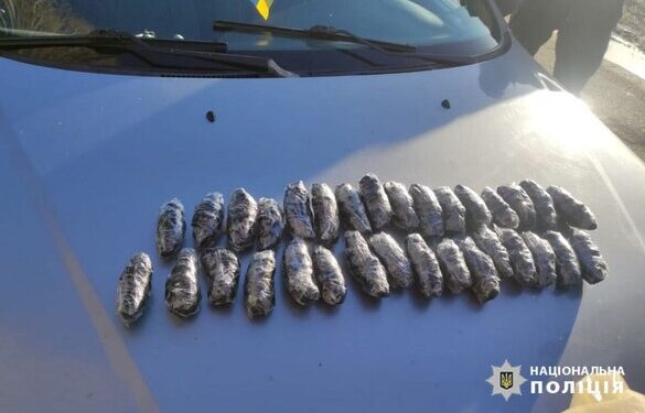 На Звенигородщині у водія в автівці виявили більше півтори тисячі пакетів з наркотиками