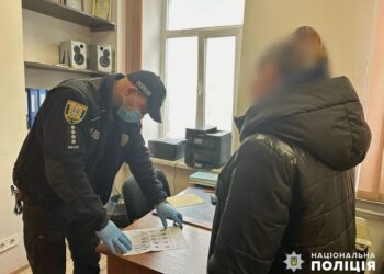 Начальниця відділення банку в Одесі привласнила чужі гроші з переказів