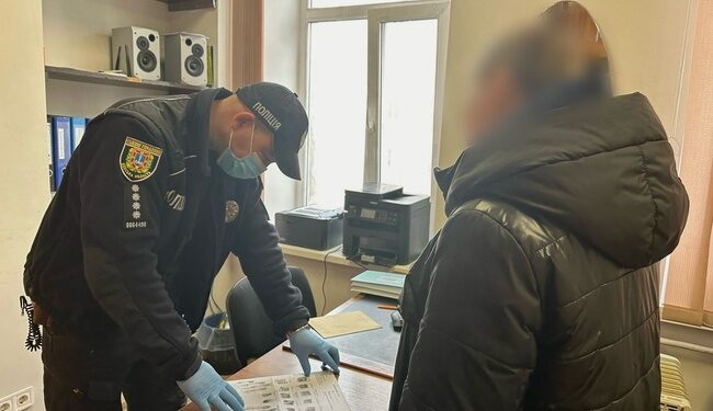 Начальниця відділення банку в Одесі привласнила чужі гроші з переказів