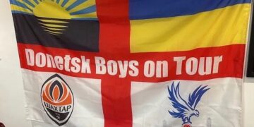 Перед матчем АПЛ у болельщика забрали украинский флаг