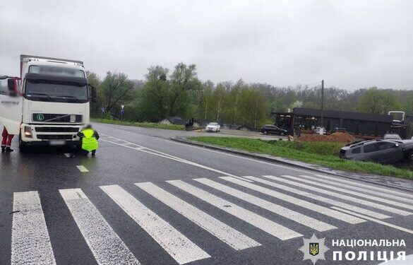 Поблизу Умані зіштовхнулися вантажівка та легковик (ФОТО)