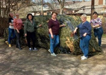 Працівники дитячого садка плетуть маскувальні сітки для захисників — Новости Черкасс