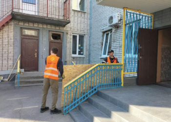 Ракетні удари по Запоріжжю 8 квітня – волонтери долучилися до ліквідації наслідків атаки | Новости Запорожья