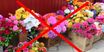 Штучні квіти на кладовище на Великдень не варто нести