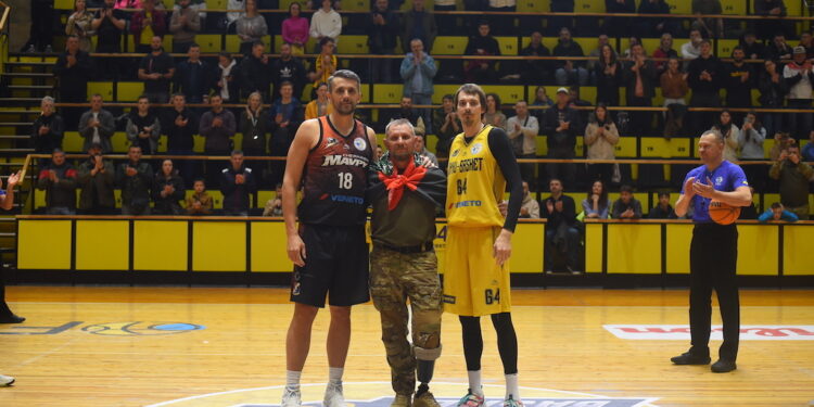 Штурмовик полку Сафарі Олександр Хмельовський відкрив матч бронзової серії Суперліги – Федерація баскетболу України