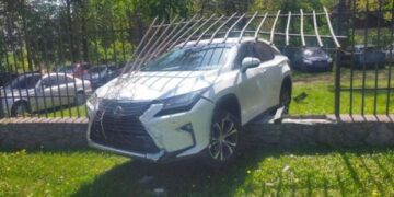 Сплутала педалі: в Умані водійка Lexus вʼїхала в паркан  — Новини Черкащіни