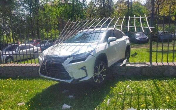 Сплутала педалі: в Умані водійка Lexus вʼїхала в паркан — Новини Черкащіни