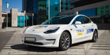 Tesla заради допомоги лікарням: меценат Денис Парамонов віддає другу автівку на благодійність