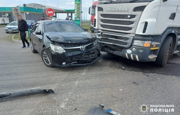 У Черкаській області на трасі зіштовхнулися вантажівка і авто (ФОТО
